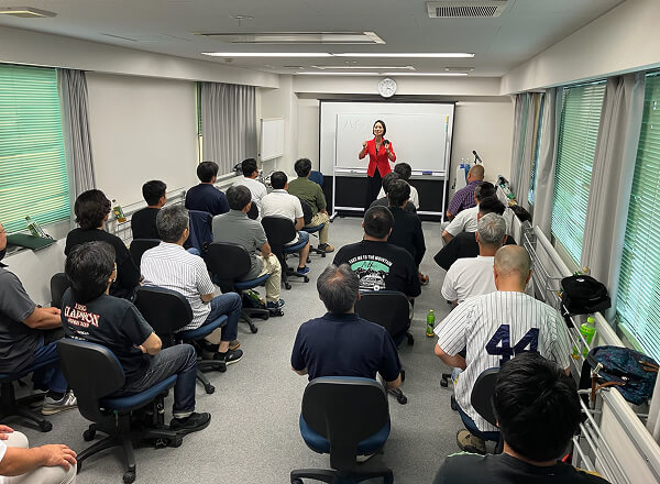 外部講師を招いての研修会や月1回の社内講習会を実施